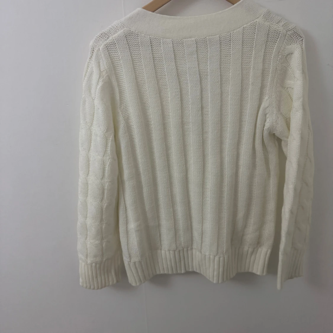 Vit stickad kofta med knappar - 1