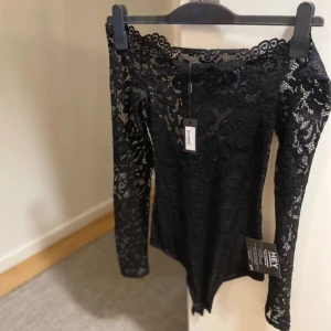 Svart spetsbody  - Svart off shoulder spetsbody från Nelly. (Lånad bild, har ej kvar prislappen) 