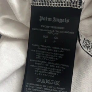 Palm Angels Miami t-shirt  - Jag säljer en ny Palm angels T-shirt som sitter perfekt på s eller m t shirten har även en qc Scan som går att scanna 