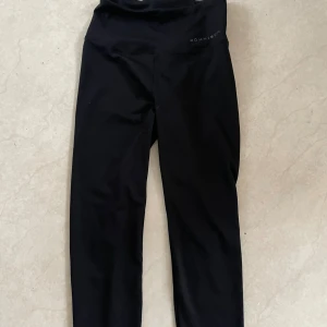 Svarta leggings från Röhnisch - Ett par svarta träningsbyxor från Röhnisch. Perfekta  att använda till gym eller annan sportig aktivitet. Nyskick!🫶