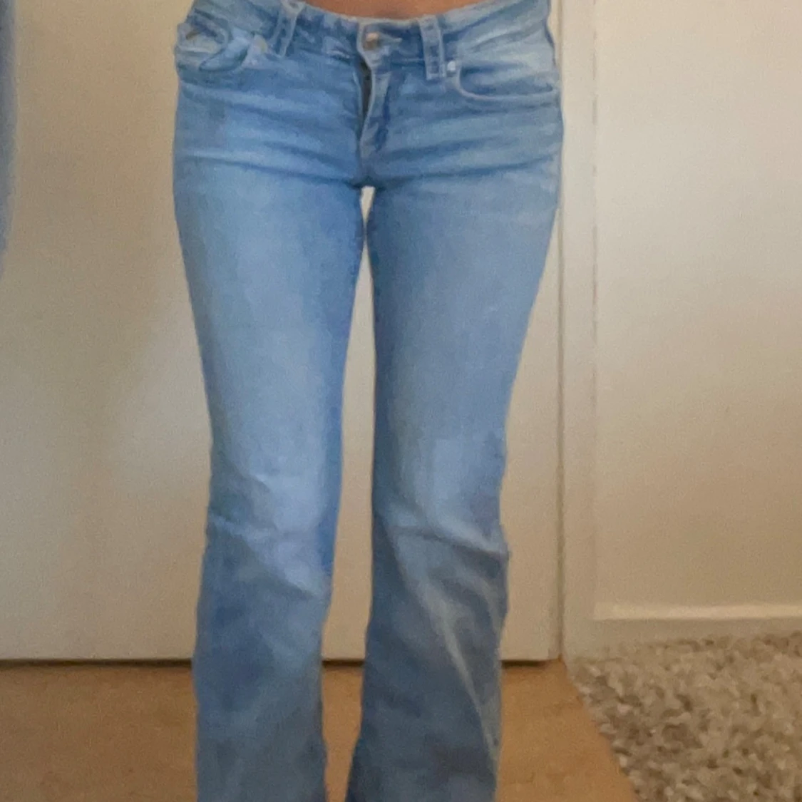 Ljusblå bootcut jeans med fickdetaljer - 4