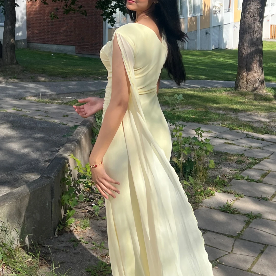 Ljusgul långklänning med släp - 2