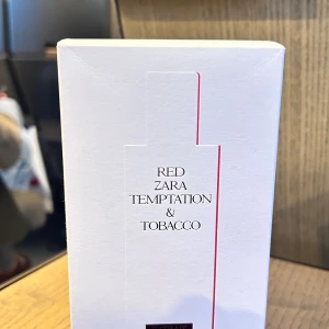 Zara Red Temptation & Tobacco - Extrait de Parfum med stilren röd flaska och guldig detalj. Perfekt för dig som vill sticka ut med en modern och trendig doftaccessoar. Snygg att ha framme och enkel att ta med sig.