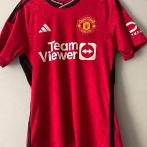 Manchester United tröja  - Manchester United tröja är använd skick 6/10 fråga gärna för flera bilder och skicka pris förslag kan sänka priset 