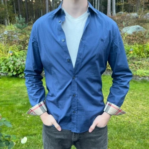 Blå skjorta från Burberry  - Snygg blå skjorta från Burberry, kostar ca 4 K ny. Det finns äkthetsbevis! Storlek M, hör av dig vid frågor😁