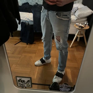 Dondup jeans med slitningar - Tja! Säljer ett par Dondup jeans i modell Brighton . Jeansen har riktigt feta slitningar med det klassiska D:et på bakfickan. W29 L30 i storlek. Givetvis äkta! Nypris ca 2800 kr. Hör av vid frågor!✌️