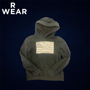 Svart hoodie från Denim & Supply Ralph Lauren - Säljer nu en svart hoodie från Denim & Supply Ralph Lauren👕                                                              Storlek: M (Passar också S), Skick: 8/10 (Den är lite solblekt), Nypris: 2399kr, Mitt pris: 599kr, Skriv vid minsta fråga, Fraktar alltid inom 48h efter köp📦