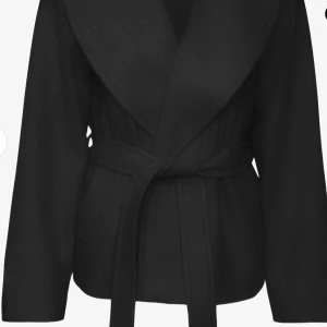 Svart kappa vero Moda  - Svart kappa från Vero Moda skriv för mer bilder fint skick köpt för 799