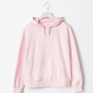 Ljusrosa hoodie från Gina  - En stilren ljusrosa hoodie med huva och snörning. Tröjan har en stor magficka och ribbade muddar vid ärmslut och nederkant. Perfekt för en avslappnad och trendig look. Inga nopprer 