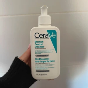CeraVe Blemish Control Cleanser 236ml - CeraVe Blemish Control Cleanser med pump, 236 ml. Vit plastflaska med blå och svart text. Innehåller ceramider, salicylsyra och niacinamid, perfekt för dig med aknebenägen hud. Rengör porer och tar bort överflödigt fett utan att störa hudbarriären. Har aldrig använt, köpte fel❤️