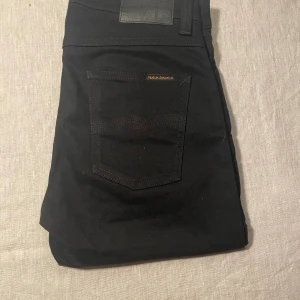 Svarta jeans från Nudie jeans - | märke: Nudie Jeans | plagg: jeans | skick: 9/10 | storlek: W30 L32 | nypris: 1500kr | mitt pris: 349kr | färger: svart | pris kan diskuteras | hör av dig vid minsta fråga eller fundering // MatteoResell |