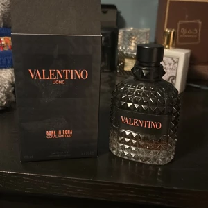 Valentino - Valentino uomo born in Roma Coral fantasy, en skön parfym för dig som vi ha alla benätsen efter dig 😎🤷🏽‍♂️ 100 ml ungefär 90 % kvar