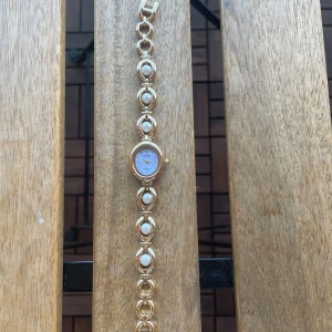 Vintage damklocka - Elegant och vintage design klocka som är vattentät. Länkarna är justerbara och kommer med verktyg. Helt ny och aldrig använd😍❣️  #klocka #damklocka #snygg #vintage #retro #guld #silver #smycken #kvinnaklocka #rostfrittstål #litenklocka #pärlor #unik   