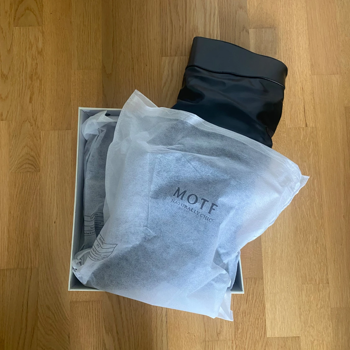 Knähöga boots i skinn - 4