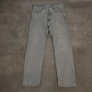 G-Star RAW Type 49 grå jeans - Snygga grå jeans från G-Star RAW, modell Type 49 Relaxed Straight. Jeansen har rak passform och klassisk femficksdesign. Tillverkade i slitstarkt jeanstyg med en avslappnad vibe. Perfekta för dig som gillar en lite lösare och rakare look. 31/32