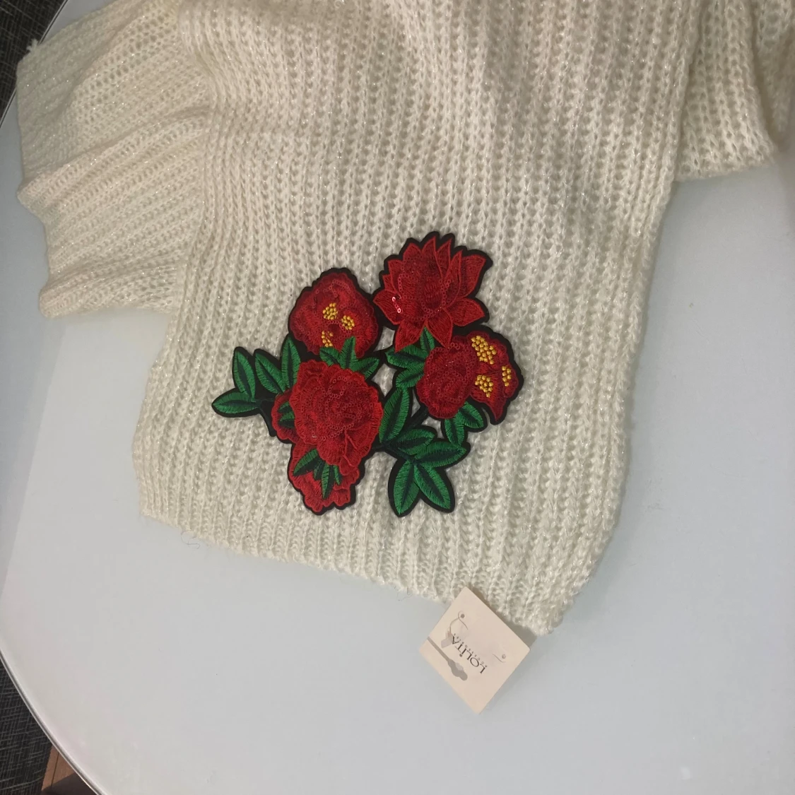 Vit stickad halsduk med ros - FRI FRAKT - 2