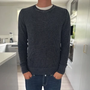 Mörkblå Replay Stickad tröja - Säljer en mörkblå ribbstickad tröja, Replay exclusive knitwear kollektionen som sitter bra på kroppen, använt tröjan ytterst sällan så skicket är mycket bra