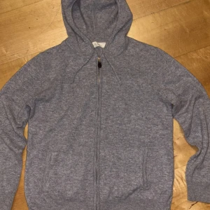 Grå Kashmir hoodie Sayless - Säljer nu min hoodie från Sayless. Tröjan är i bra skick och bara använt få tal gånger. Storlek-M. Nypris är 899 kr. Inga defekter. Hör av er vid funderingar eller frågor