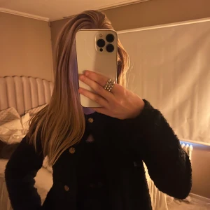 Svart teddykofta med guldknappar - Använt 2-3 ggr. 