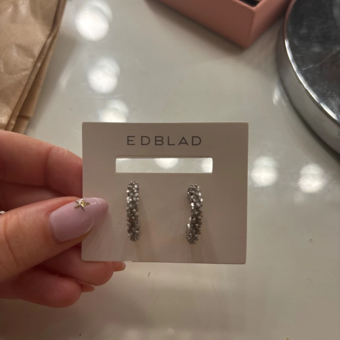 Silvriga örhängen från Edblad - 3