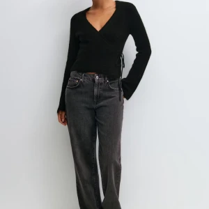 Svart omlottopp från Gina Tricot - Svart omlottopp från Gina Tricot med långa ärmar och knyt i sidan. Säljer då den inte kommer till använding. Helt ny och aldrig använd. Nypris 400kr och jag säljer för 300kr då den är helt ny