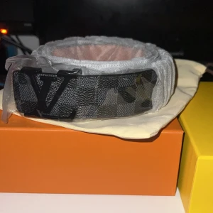  rutigt svart bälte - 115 cm  - Helt nytt och oanvänd bälte. 