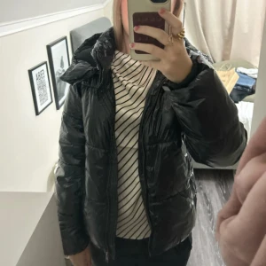 Snygg vinterjacka - Snygg vinterjacka ifrån Nelly. Ena fickan är lite sönder så går inte att stänga men de går säkert att sy ihop det igen. Annars är den i ett super bra skick, som ny🥰