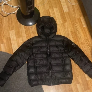 Armani jacka - Säljer min Armani jacka då den blivit lite liten för mig, inga defekter eller fel med den. Perfekt inför vintern!