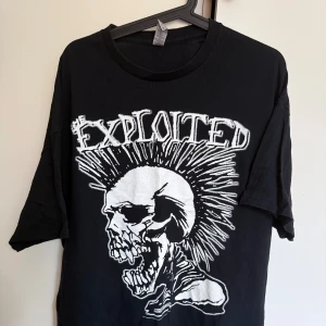  punkpaket Exploited Rancid Sex Pistols,misfits - Fyra feta band t-shirts med tryck från Exploited, Rancid och Sex Pistols. Alla är svarta eller mörkgrå, har kort ärm och coola grafiska tryck i vitt, rött och rosa. Perfekt för dig som gillar punk och vill sticka ut med snygga motiv . Size: xxl