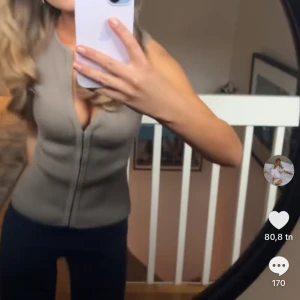 populär zara topp - kollar intresset på denna SÅ SNYGGA populära zara topp som är så himla eftertraktad💖💖❤️❤️(storlek m men passar s)