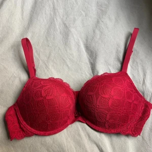 Intimissimi bh - Röd spets bh från intimissimi med pushup