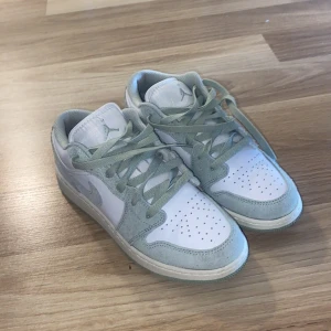Nike Air Jordan 1 Low i vitt och mint - Helt oanvända pga att jag har massor med andra skor. Kan mötas upp i Göteborg för att sälja 🌸