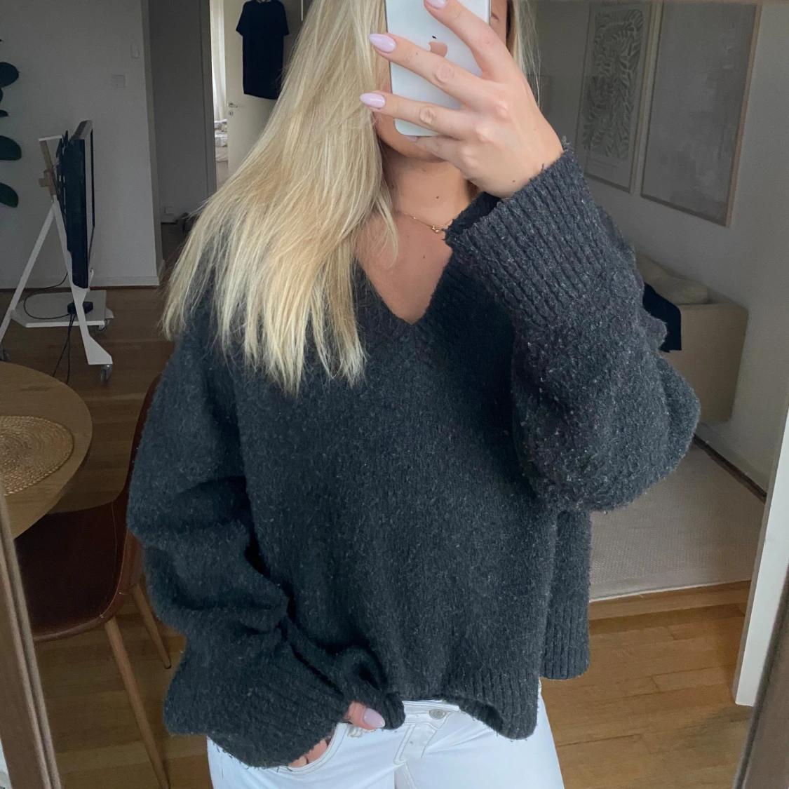 Mörkgrå stickad v-ringad tröja