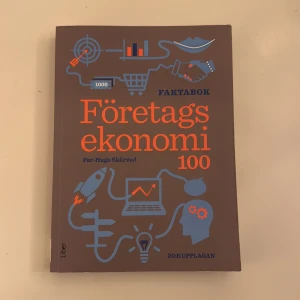 Företagsekonomi 100 - 20 upplagan  - En modern och pedagogisk faktabok som ger dig grunderna i företagsekonomi. Perfekt för dig som pluggar eller vill förstå hur företag fungerar, med tydliga exempel, övningar och fokus på digitalisering och hållbarhet. Passar både nybörjare och dig som vill fördjupa dina kunskaper. IBSN: 9789147149063