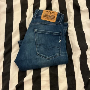 Replay jeans - Säljer dessa fräscha replay jeans! Storlek 30/32. Passar 170-178 Hör av dig vid funderingar!