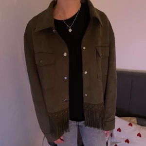 Zara jacka cowboy jacka - Säljer en  mockajacka med snygga fransdetaljer längst ner och på ärmarna (cowboy jacka). Jackan har två stora bröstfickor med knappar. Perfekt för dig som vill sticka ut med en cool western-vibe. Det står M på storleken men skulle säga S.