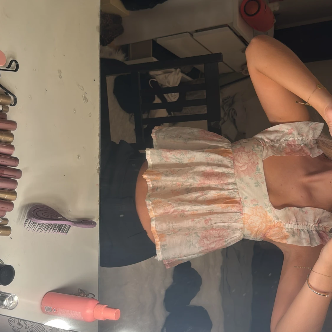 Blommig volangblus med knyt i ryggen