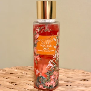 Victoria's Secret Nectar Drip Mist 250 ml - Victoria's Secret Nectar Drip, 250 ml. Limited edition. Knappt använd, vilket syns på bild. Givetvis förvarad mörkt och svalt. Kommer i originalförpackningen. 