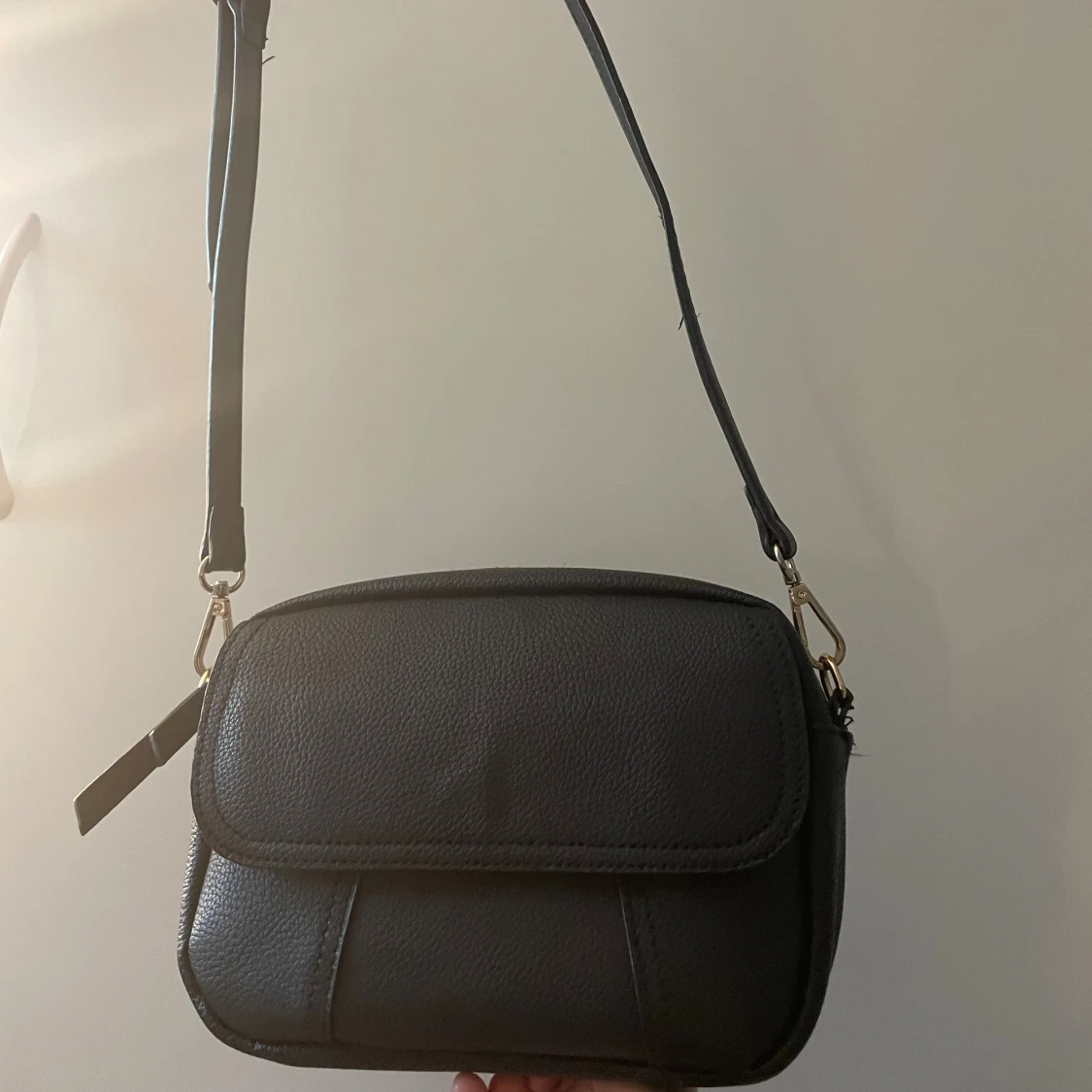 Svart axelväska i skinn med dragkedja - 2