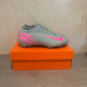 Nike mercurial vapor - Ett par nike mercurial Vapor i strl 42, nästan nytt skick, har bara använt dom i en match. Nypris 1500kr