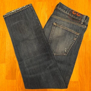 Mörkblå Dondup jeans - Säljer ett par Mörkblåa Dondup jeans i storlek W33. Modellen heter Spike och är i regular fit. Jeansen är i gott skick och var inte rädd för frågor.