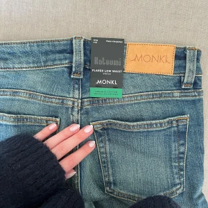 Low bootcut jeans - Ett par lowboot jeans från MONKI i storlek 32, men dem är tyvärr för små för mig. Kontakta mig gärna vid frågor eller fler bilder!🤍😇 Prislapp kvar!