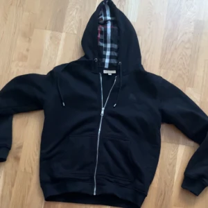 Burberry zip up - Helt ny burberry zip up , storlek M tyvärr ingen kvitto , inga defekter 