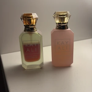 Kayali parfym - Två trendiga Kayali parfymer, båda har lite mer än hälften kvar. Perfekta för dig som vill sticka ut med snygga flaskor och populära dofter. Säljer båda för 300kr!