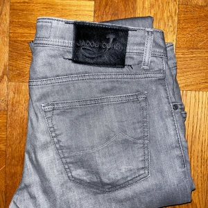 Grå jeans från Jacob Cohën - Jacob Cohën | Storlek 33 | Bra skick | Dm vid mer info. Jeansen kan vara uppsydda, passar bra i längd 175-185 ungefär. 
