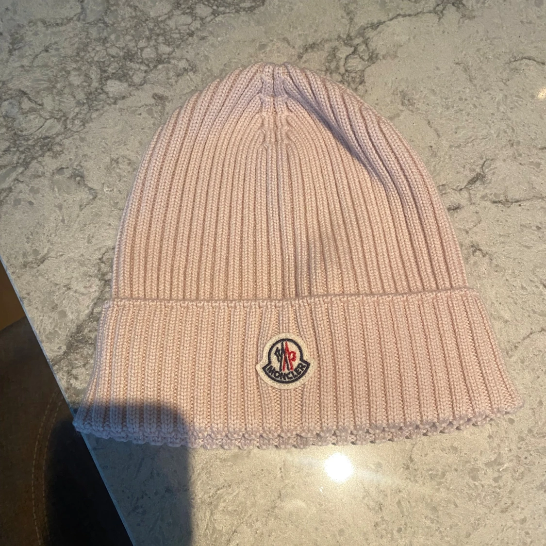 Ljusrosa ribbstickad mössa Moncler