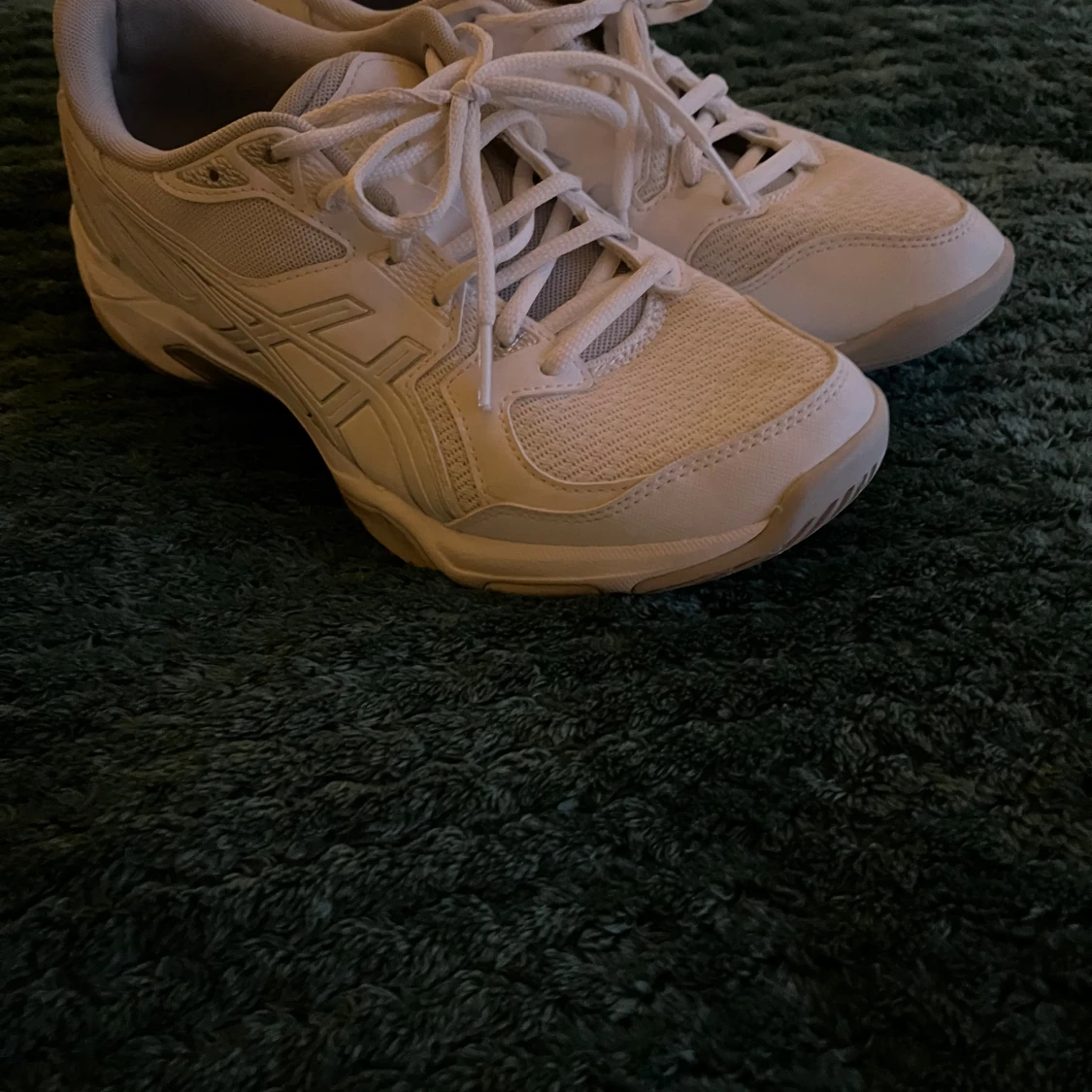 Vita sneakers från Asics strl 41,5