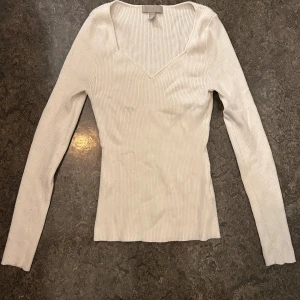 Vit H&M långärmad topp   - Säljer en vit ribbad långärmad topp från H&M. Toppen har v-ringning och storlek XS.