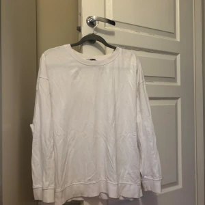 Vit sweatshirt - Vit sweatshirt från Zara.☺️