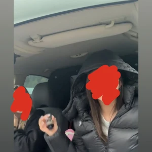 Svart pufferjacka med huva - Svart Calvin Klein vinterjacka, sugen på en ny så känner att jag kan sälja denna. Skitsnygg. Köpte den för 2700kr förra vintern, användes bra men fortfarande som i nytt skick. Priset kan diskuteras 